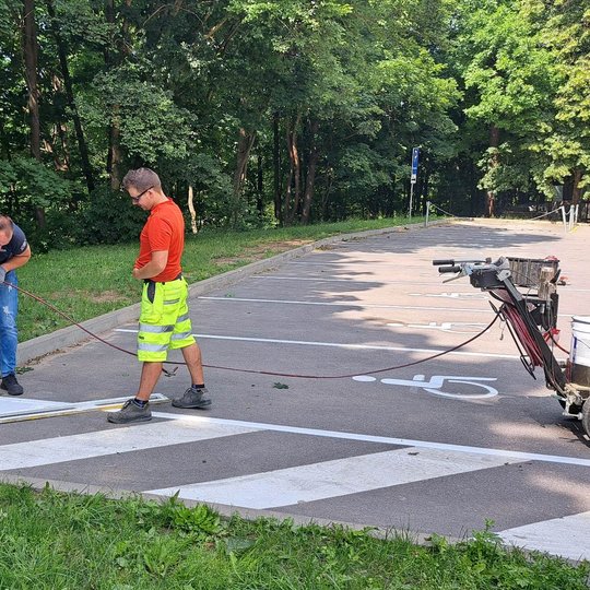 Ryškinamos stovėjimo aikštelės neįgaliesiems horizontalusis žymėjimas balta spalva.