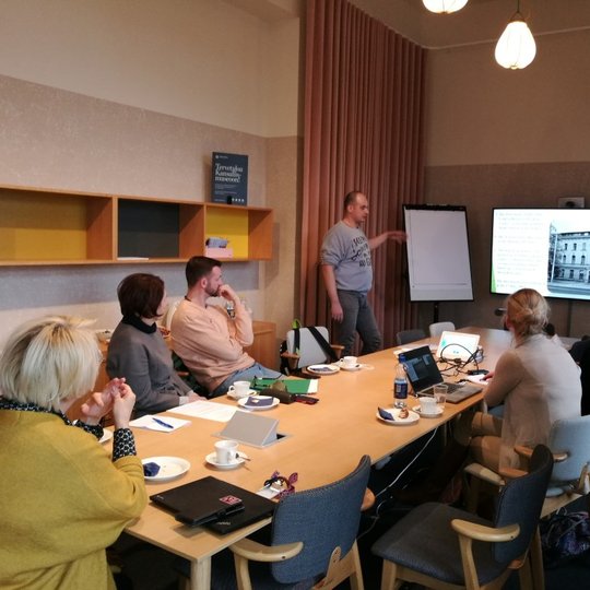 Vilniaus pilių valstybinio kultūrinio rezervato direkcijos darbuotojas Andrius kabinete