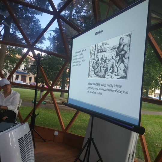 Skaidrė, kurioje rodoma informacija apie meškas Žemutinės pilies teritorijoje.