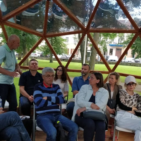 Istorikas Eligijus Šmidtas susirinkusiems žmonėms pasakoja apie Žalgirio mūšį. 
