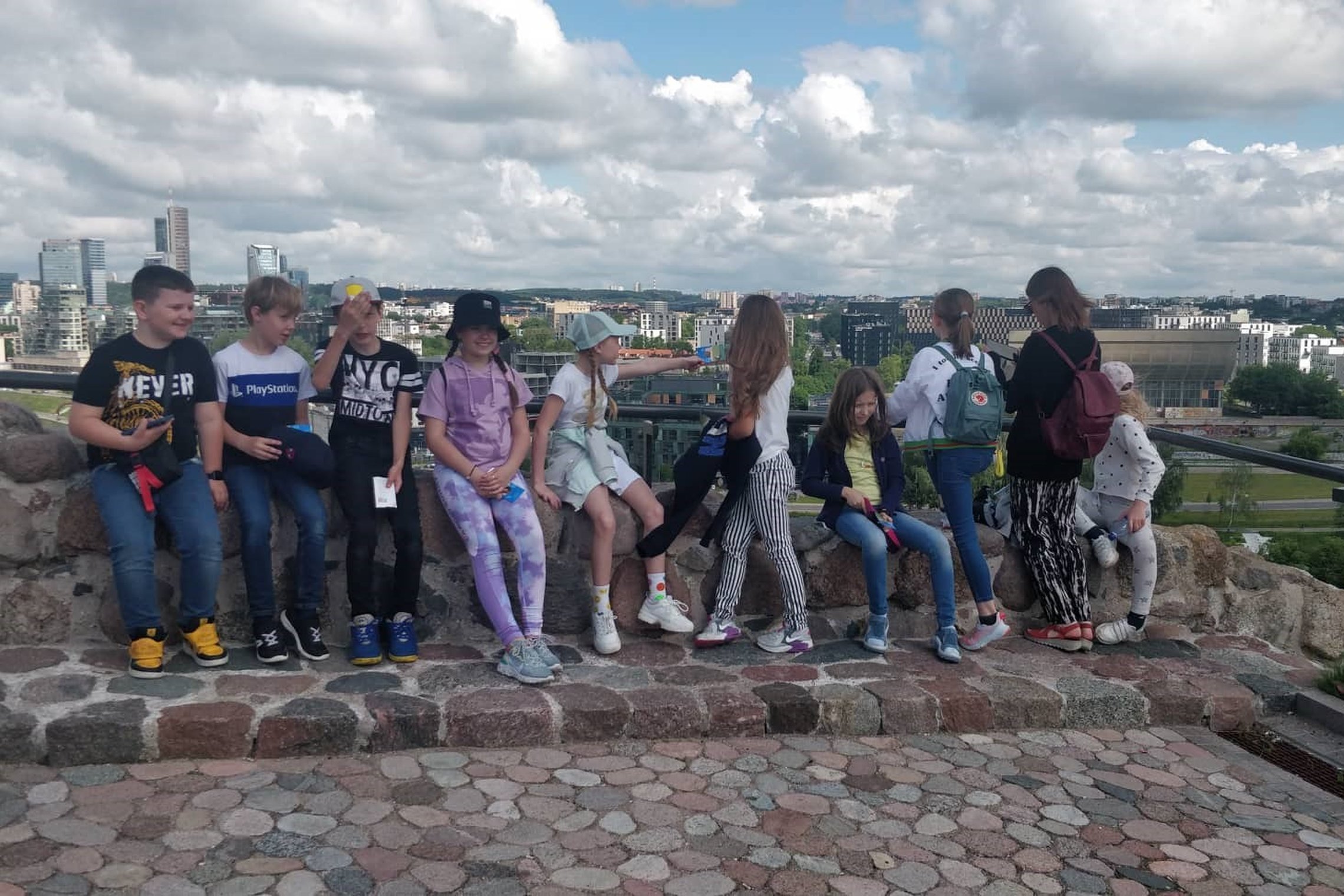 Vaikai pozuoja šiauriniame Aukštutinės pilies šlaite.