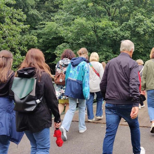 Pradedame ekskursiją ir keliaujame Altanos kalno link pro tiltą per Vilnios upę.