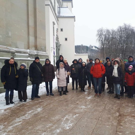 Ekskursijos dalyviai Katedros aikštėje, prie Arkikatedros.