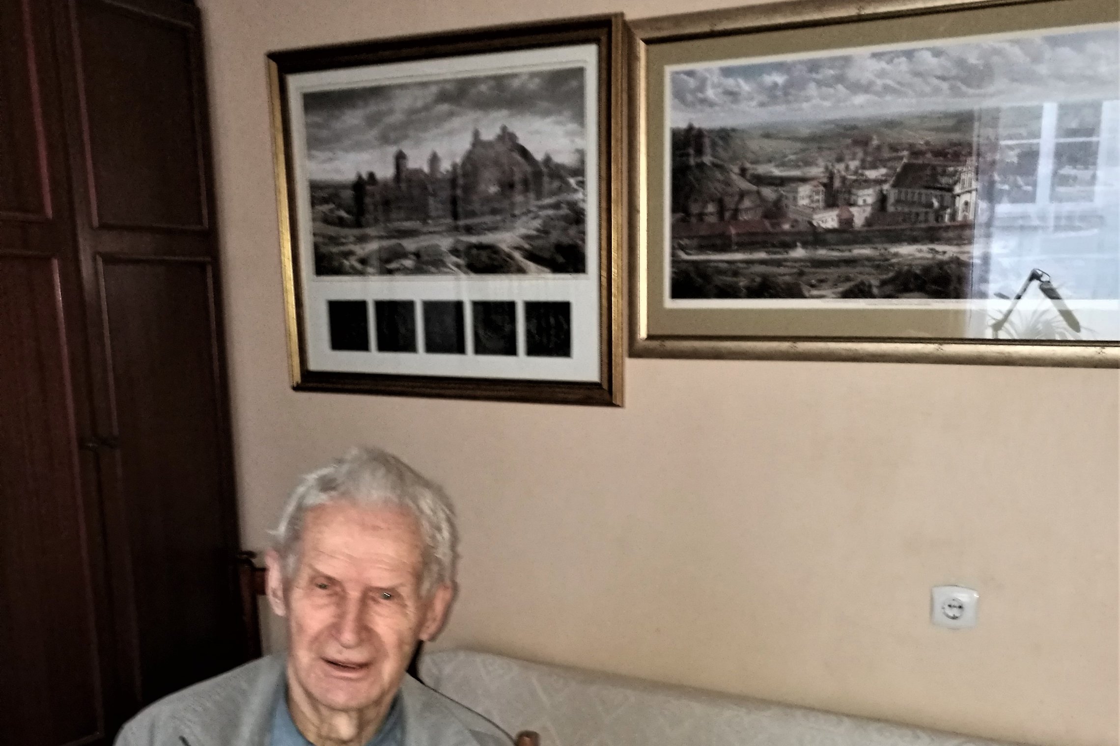 Nacionalinės kultūros ir meno premijos laureatas Napaleonas Kitkauskas su geltonomis tulpėmis.