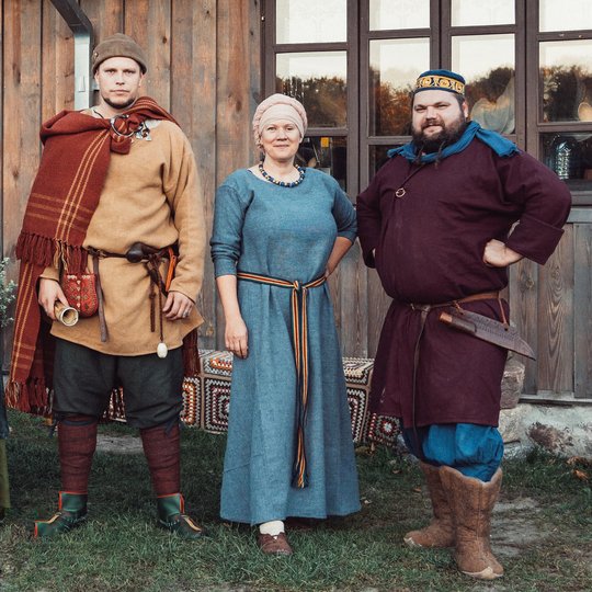 Istorijos rekonstruktoriai „Kunigaikščio svita“, apsirengę senoviniais rūbais.