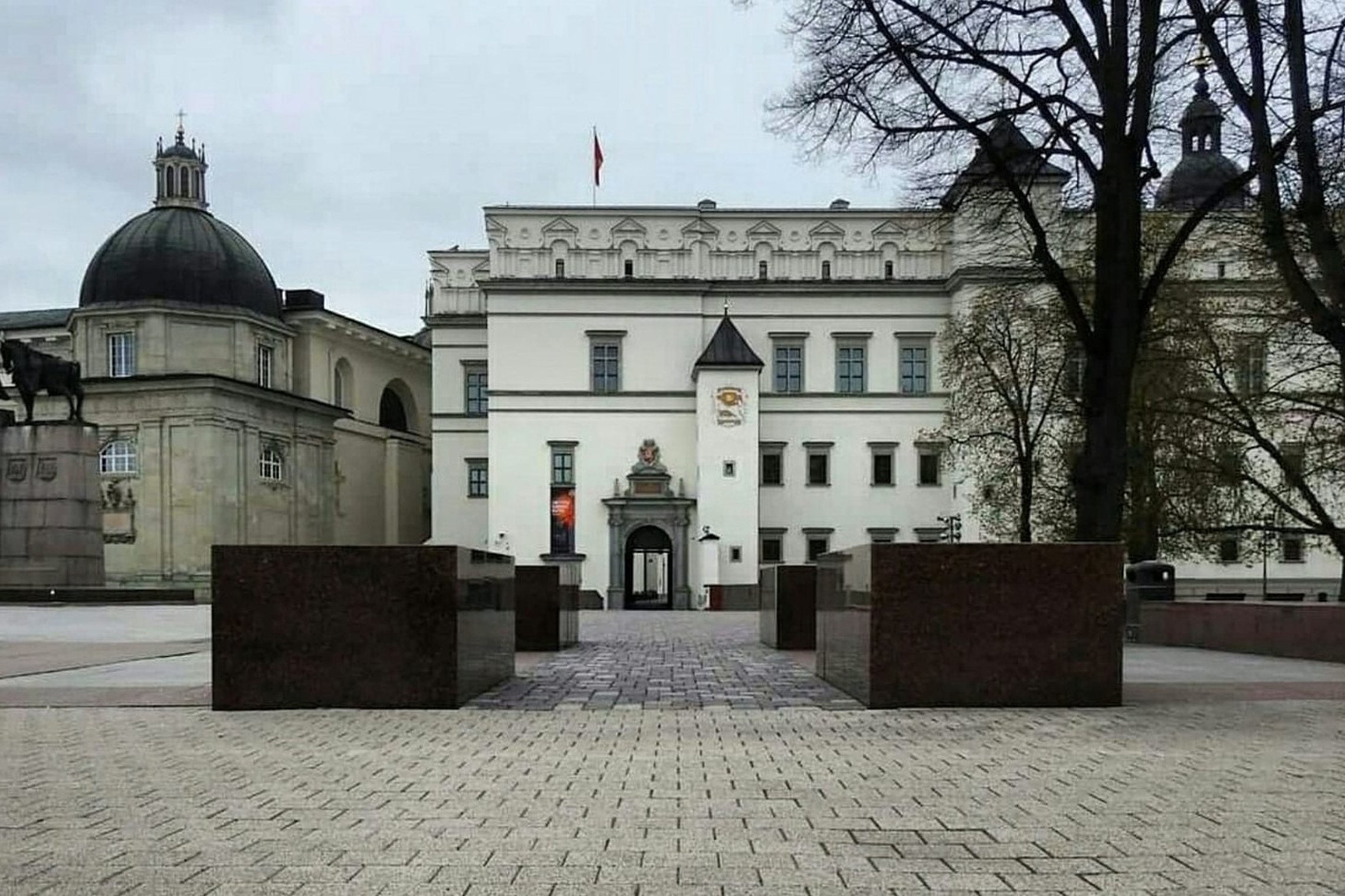 Dabartinė pietinių vartų nuotrauka. Tolumoje matosi Valdovų rūmai ir Švento Kazimiero koplyčia.
