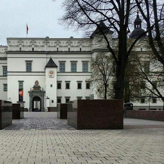 Dabartinė pietinių vartų nuotrauka. Tolumoje matosi Valdovų rūmai ir Švento Kazimiero koplyčia.