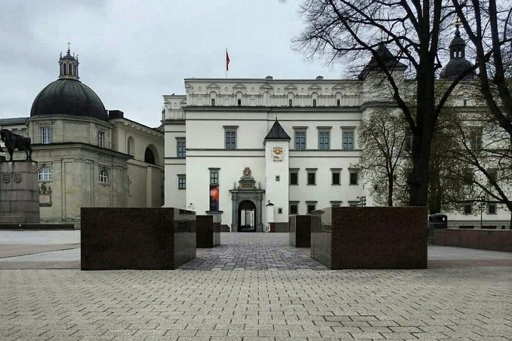 Dabartinė pietinių vartų nuotrauka. Tolumoje matosi Valdovų rūmai ir Švento Kazimiero koplyčia. 