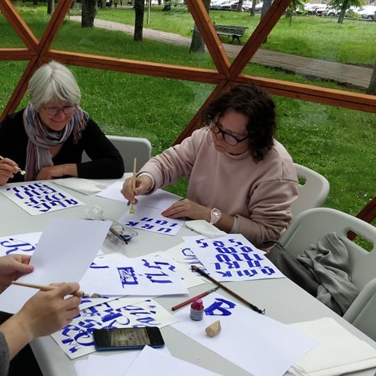 Vilniaus pilių kupole vaikai su tėvais mokosi gotikinių raidžių rašymo.