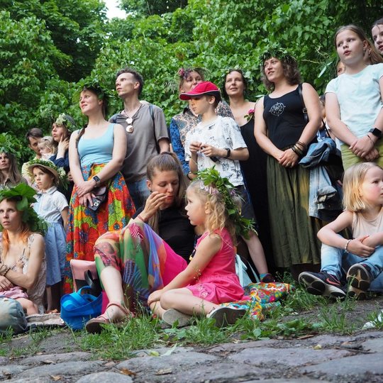 Pasipuošę vainikais, pramokę sutartinęs, visi jas uždainavo ant Gedimino kapo kalno.