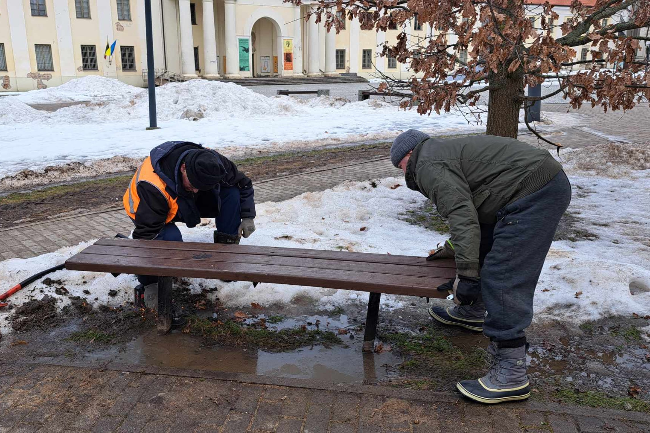 "VSA Vilnius" darbuotojai pjauna lauko suolo kojas Mindaugo skvere.