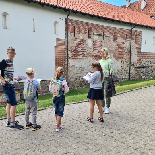 Vaikai prie Lietuvos Nacionalinio muziejaus vykdė įvairias jiems skirtas užduotis.