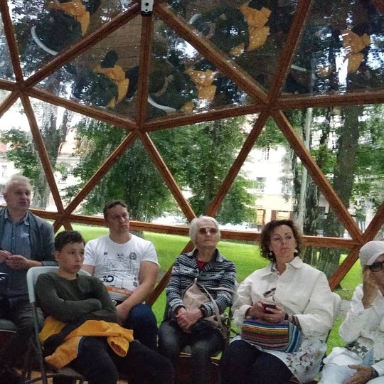 Archeologas Gintautas Striška Vilniaus pilių kupole šalia projektoriaus pasakoja apie pilies vartus.