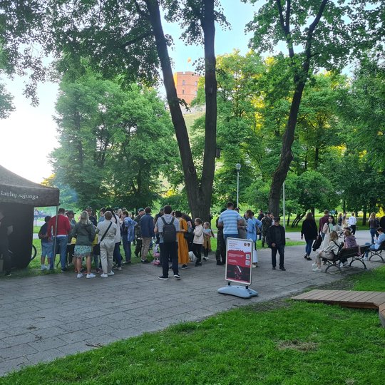 Lietuvos šaulių sąjungos palapinė kairėje, dešinėje Vilniaus pilių kupolas. 