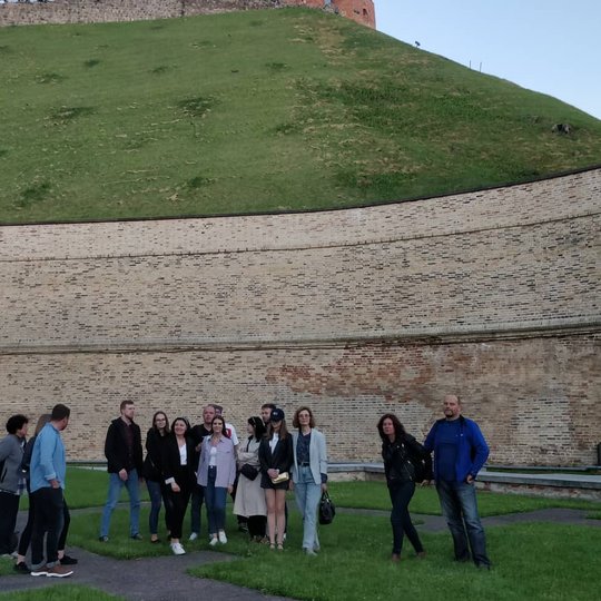 Ekskursijos dalyviai ties šiaurine Gedimino kalno siena.