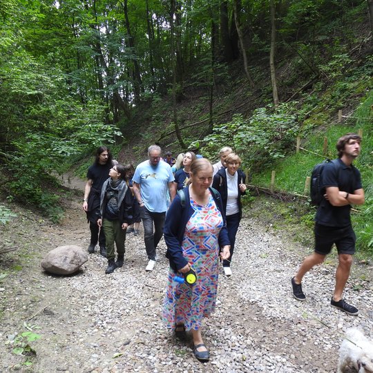 Ekskursijos dalyviai gerėdamiesi aplinka eina Didžiąja Griova.