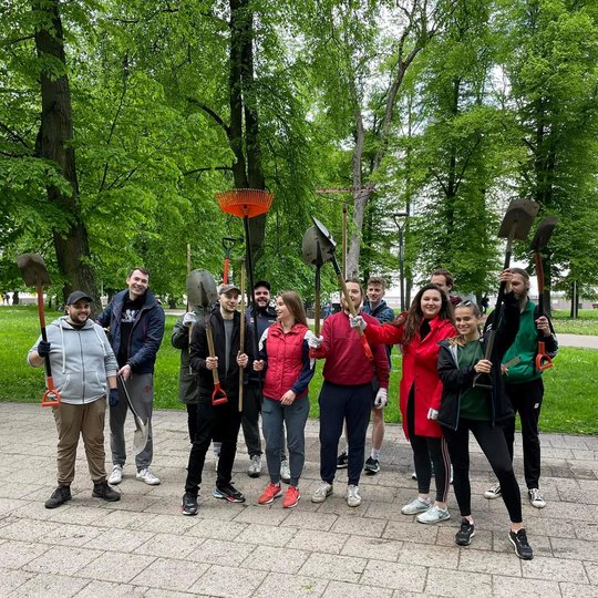 Savanoriai su darbo įrankiais pasiruošę talkai