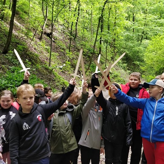 Vaikai su mediniais kalavijais Didžiojoje Griovoje. 