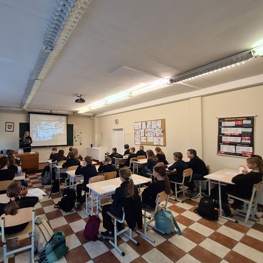 Mokiniai atidžiai klausosi dėstomos pamokos.