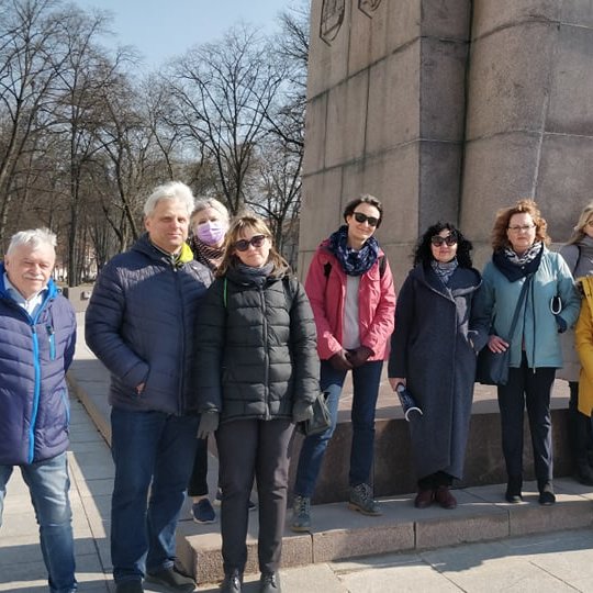 Ekskursijos dalyviai šalai kunigaikščio Gedimino paminklo.