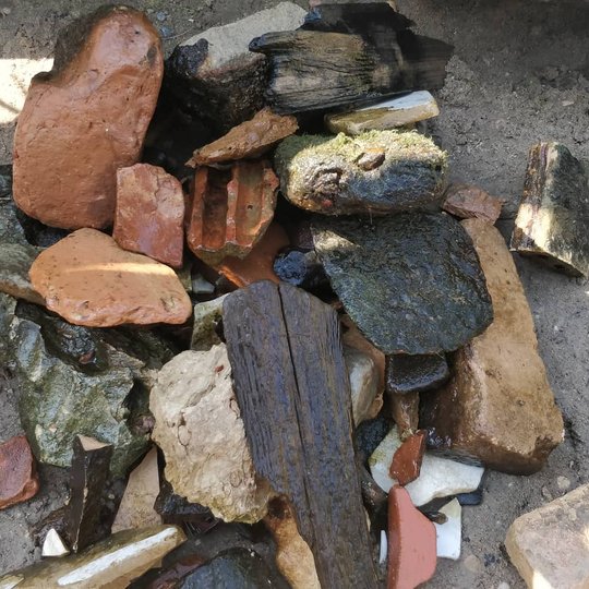 Įvairiausios plytos ir kiti radiniai, kurie buvo rasti vaikų, braidžiojant po Vilnelę.