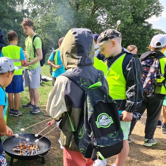 Vaikai, patys užkūrę laužus, nusipelnė ir saldžių, keptų zefyrų.