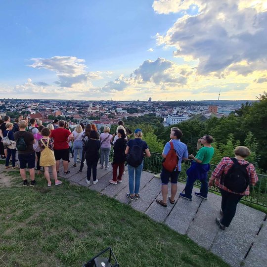 Vakarėjant spėta pasigrožėti ir senamiesčio horizontu nuo Trijų kryžių kalno aikštelės.