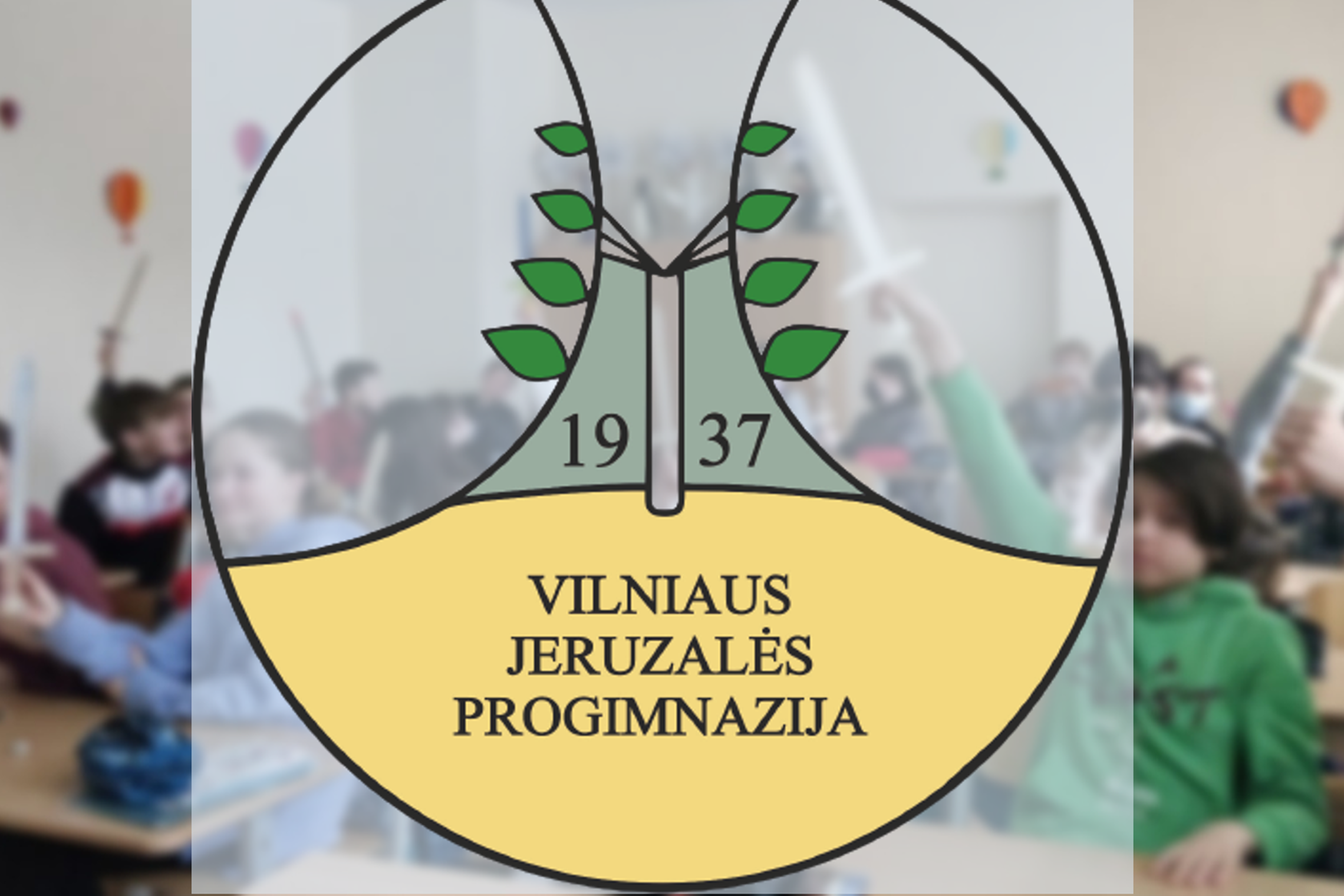 Vilniaus Jeruzalės progimnazijos logotipas. Už logotipo matosi mokiniai klasėje.