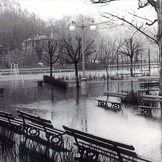 1931 metų potvynio nuotrauka, kurioje matosi užlietas bernardinų sodas.