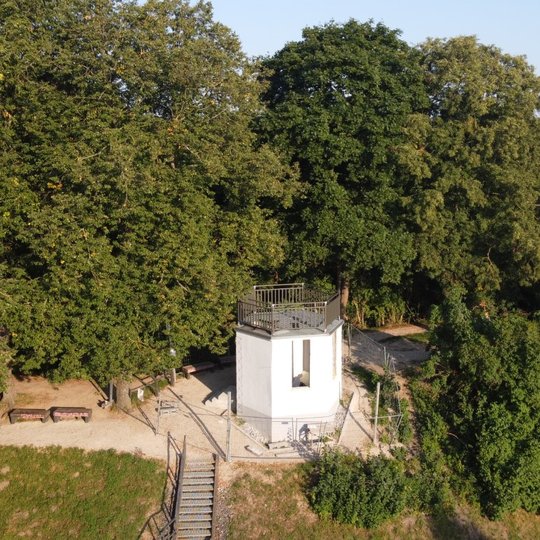 Altanos kalno apžvalgos bokštelis iš paukščio skrydžio. 