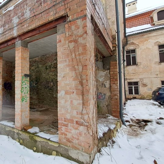 Kirdiejų rūmų priestate nebeliko šiukšlių ir statybinių atliekų, nors sienos vis dar išpaišytos graffiti dažais.