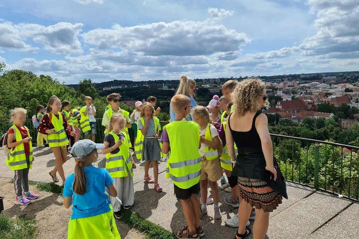Vaikai aikčiojo stebėdami Vilniaus senamiesčio panoramą nuo Trijų kryžių kalno atodangos.