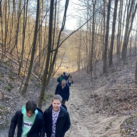 Lankytojai lipa į Kreivosios pilies teritoriją.