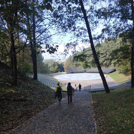 Vaikai eina link Dainų slėnio estrados nuo Stalo kalno. Tolumoje matosi Dainų slėnio estrada.