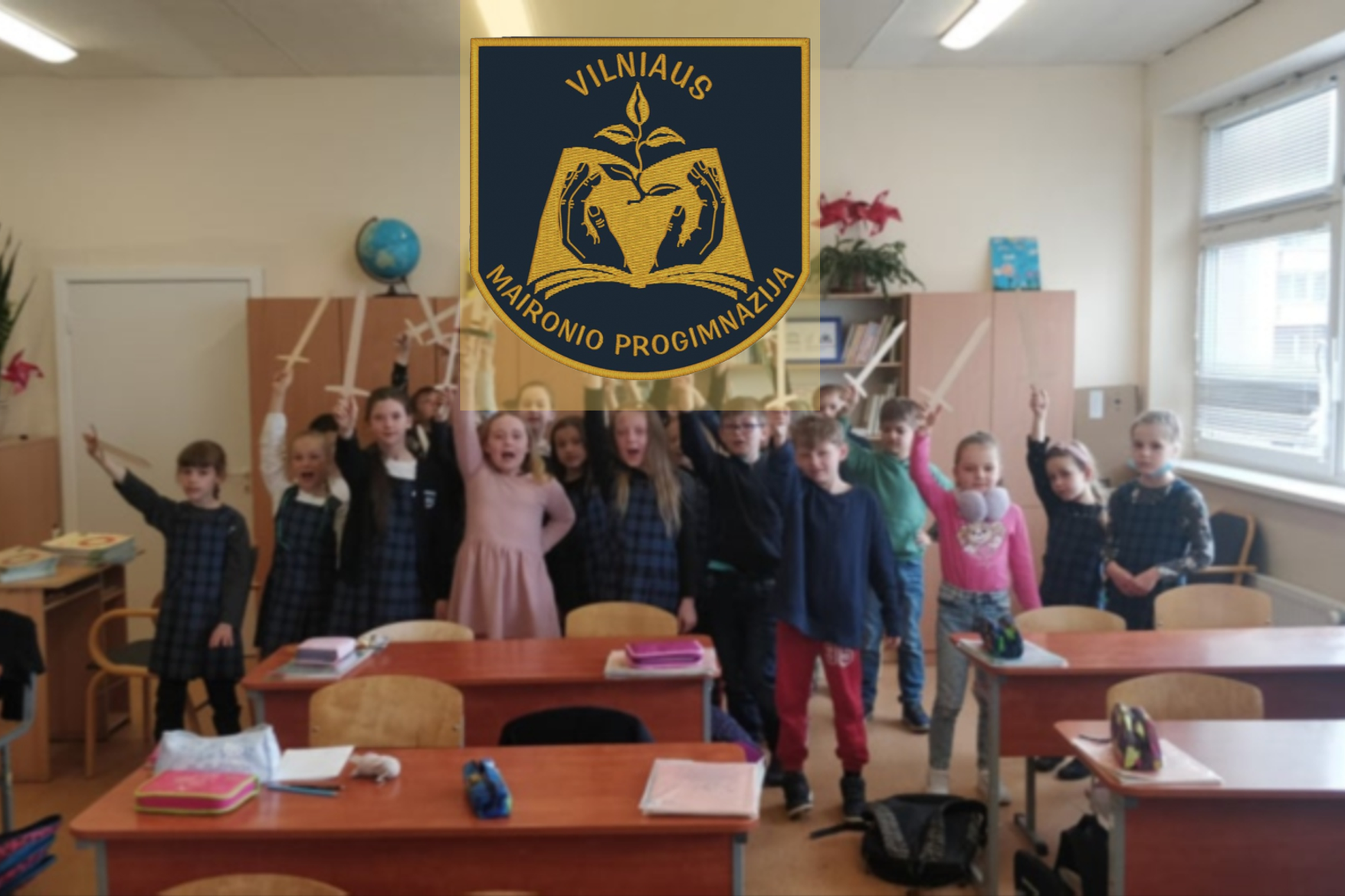 Pradinių klasių mokiniai laiko iškėlę kalavijus klases gale. Viršuje Vilniaus Maironio progimnazijos logotipas.