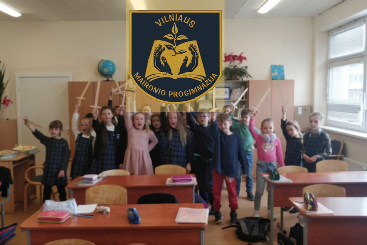Pradinių klasių mokiniai laiko iškėlę kalavijus klases gale. Viršuje Vilniaus Maironio progimnazijos logotipas.