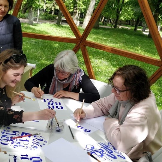 Tėvais mokosi gotikinių raidžių rašymo Vilniaus pilių kupole.