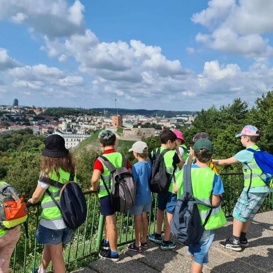 Vaikai stebisi Vilniaus senamiesčio panorama nuo Trijų kryžių kalno.