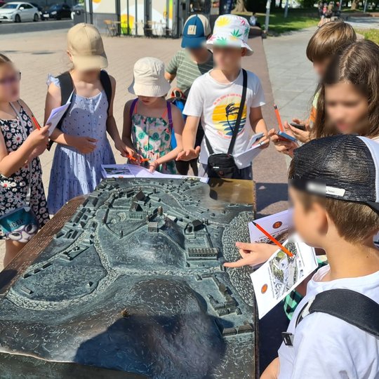 Stovyklautojai ne tik poilsiavo, bet ir dirbo - sprendė pilių kausimus prie Vilniaus pilių maketo.