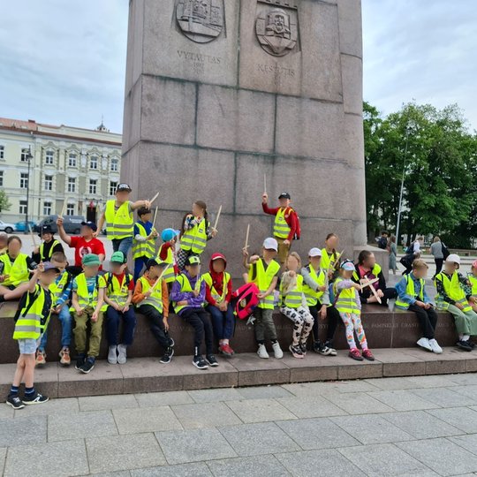 Splavoti, ryškūs mokinukai ruošiasi užkariauti Vilniaus pilis. Pradėjo nuo Gedimino paminklo Katedros aikštėje.