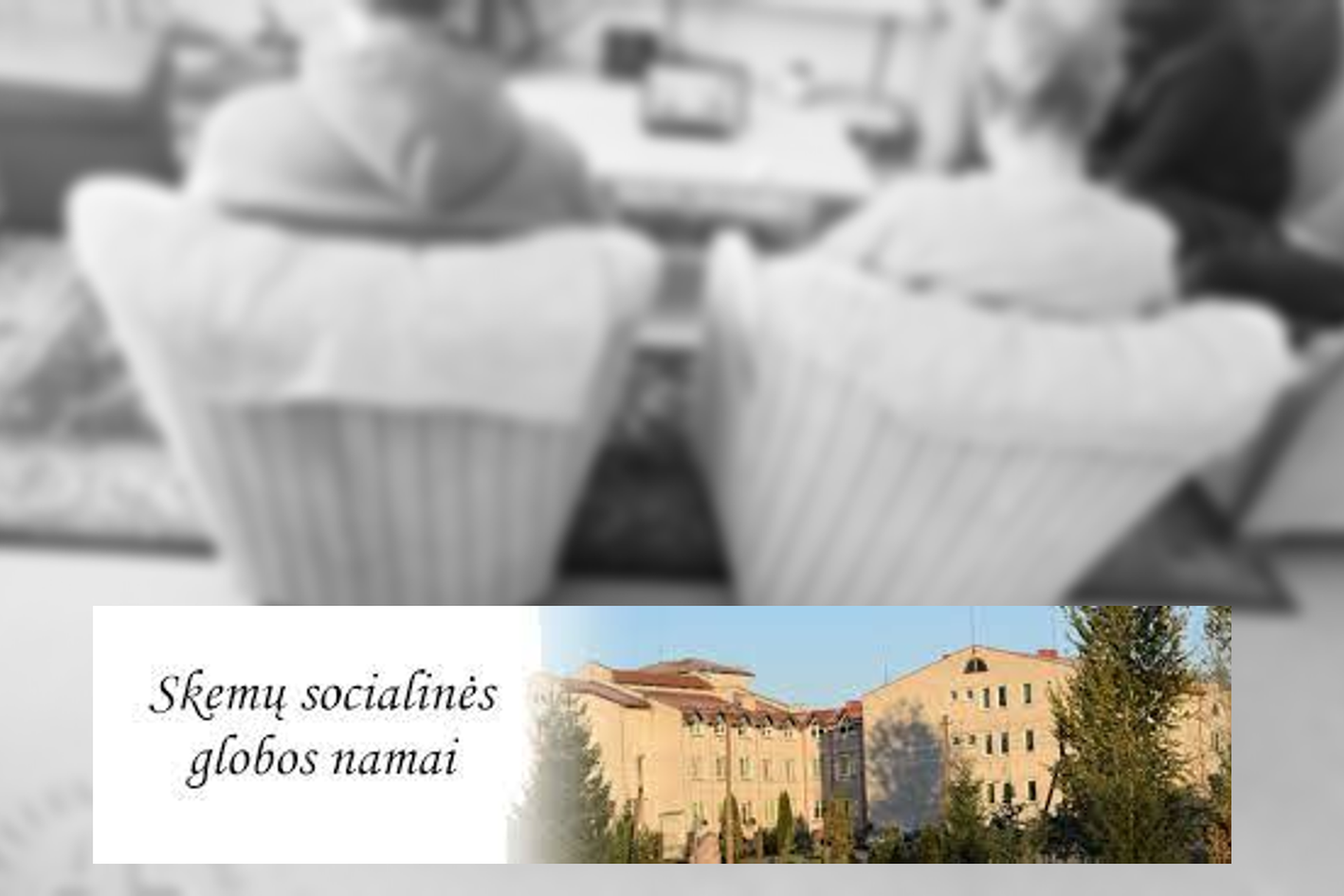 Nespalvotoje nuotraukos viršuje fotelyje sėdi du asmenys. Nuotraukos apačioje užrašas "Skemų socialinės globos namai" ir pastato fasadas.