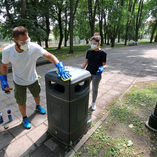 Kai kurie valė šiukšliadėžes dviese. Dirbti po du ir greičiau, ir smagiau.
