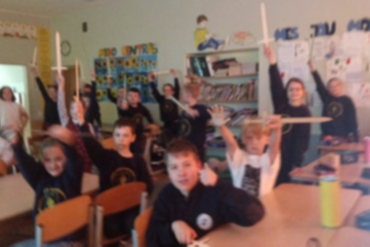 Trečiokai klasėje laiko medinius kalavijus.