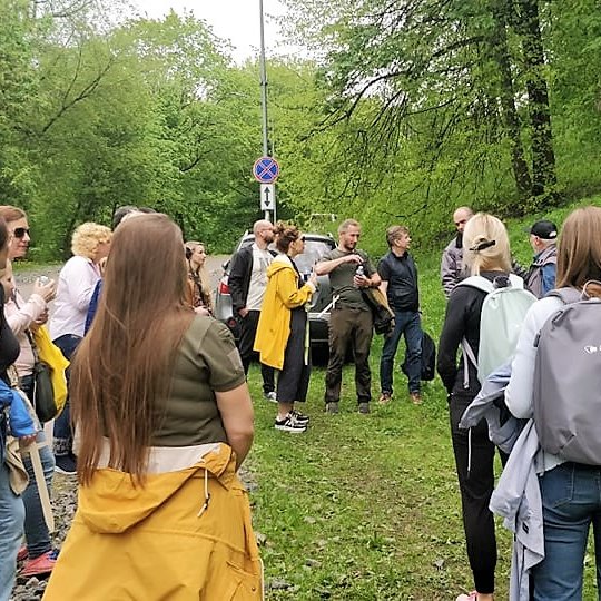 Ekskursijos dalyviai šalia Kreivosios pilies. 