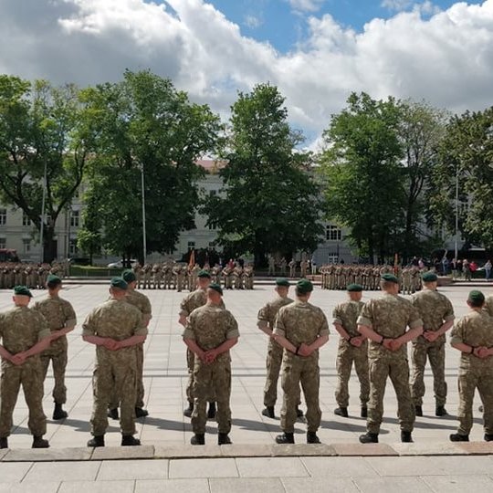 Kareiviai išsirikiavę stovi katedros aikštėje.