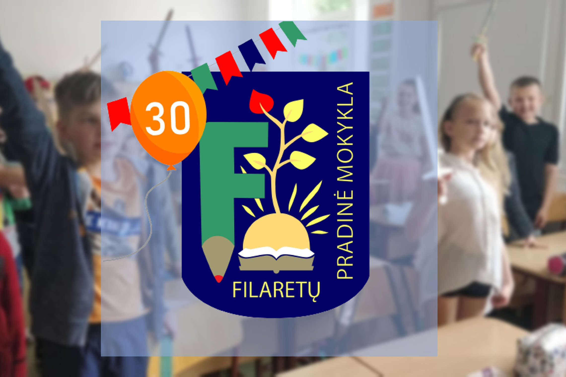 Fone stovintis moksleiviai, iškėlę medinius kalavijus. Priekyje Filaretų pradinės mokyklos logotipas.
