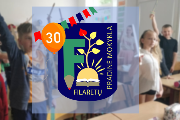 Fone stovintis moksleiviai, iškėlę medinius kalavijus. Priekyje Filaretų pradinės mokyklos logotipas.