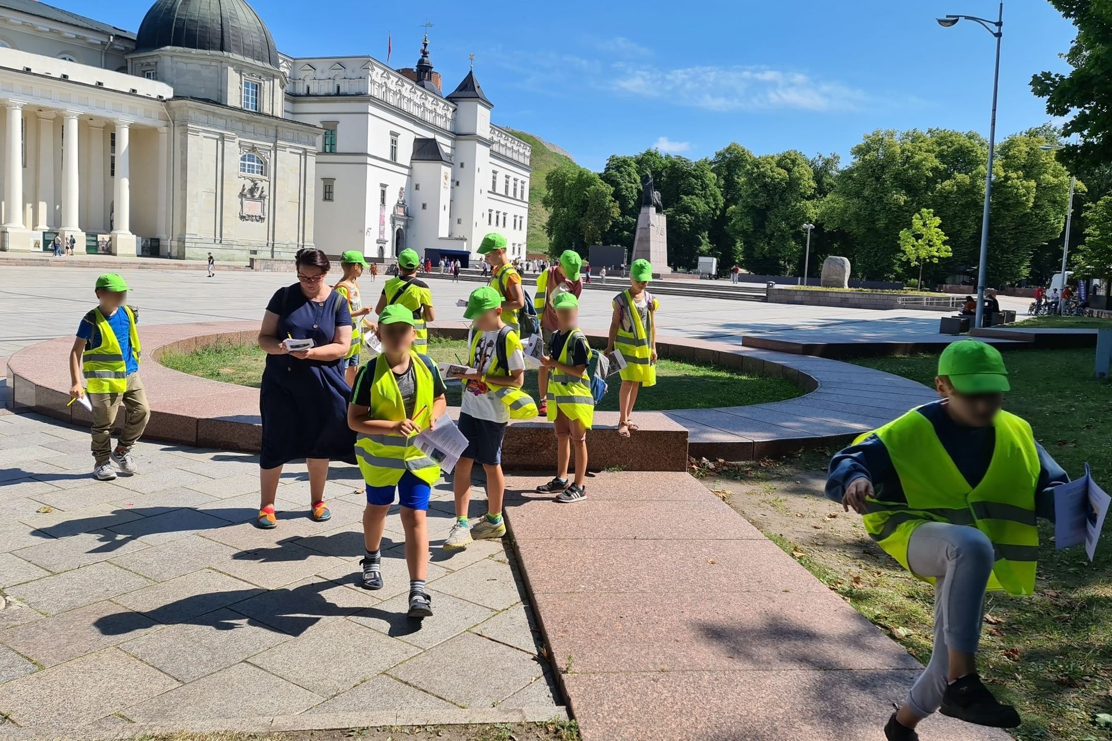 Vaikai "matavo" gynybinių bokštus žyminčių plokščių dydžius. Tikrąjį, buvusį bokštų vaizdą beliko tik įsivaizduoti.
