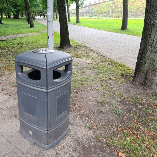 Graffiti išpaišyta šiukšlių dėžė. 