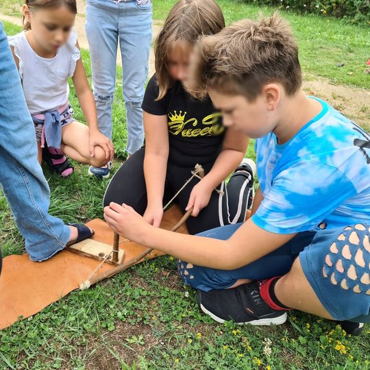 O kaip kurti ugnį lengviau, skiltuvu ar pagaliuku? Atsakymo ieškota praktikos keliu.